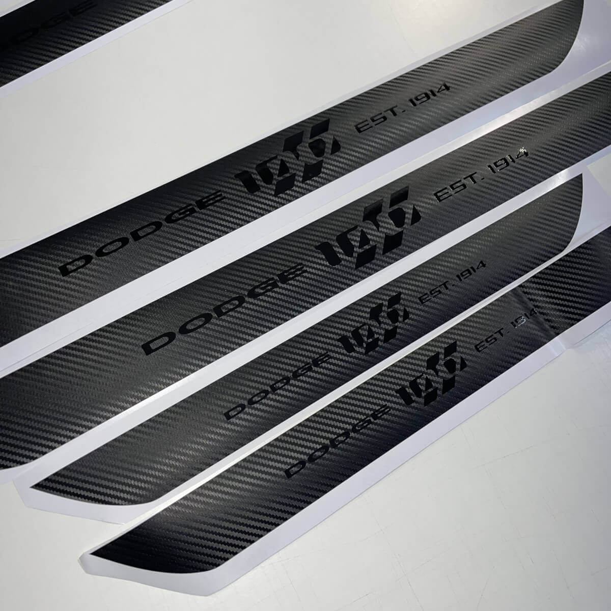 4x Calcomanías de vinilo para el umbral de la puerta del Dodge Challenger 100th Anniversary en color negro carbón
