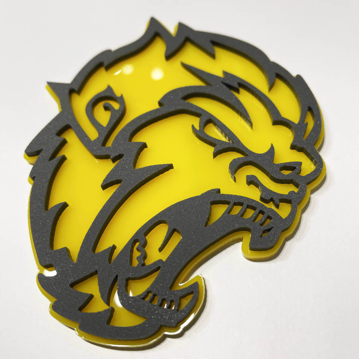 Insignia 3D de Angry Yeti Sasquatch Bigfoot, emblema de insignias de guardabarros gris vs amarillo
