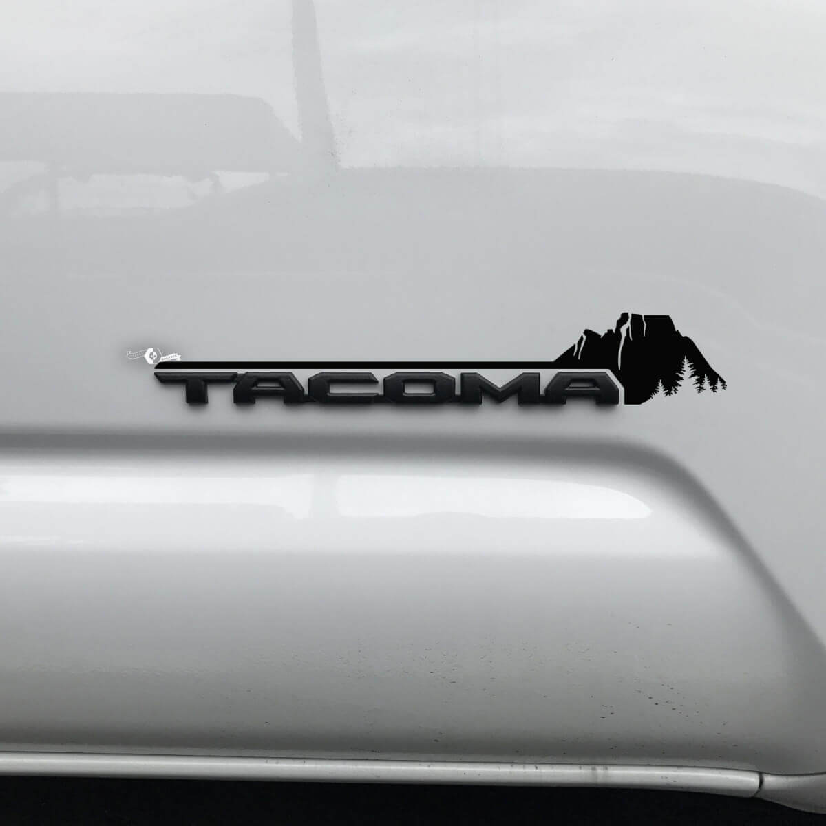 Toyota Tacoma Mountains Forest Trees Canyon Calcomanía adhesiva sobre insignia
