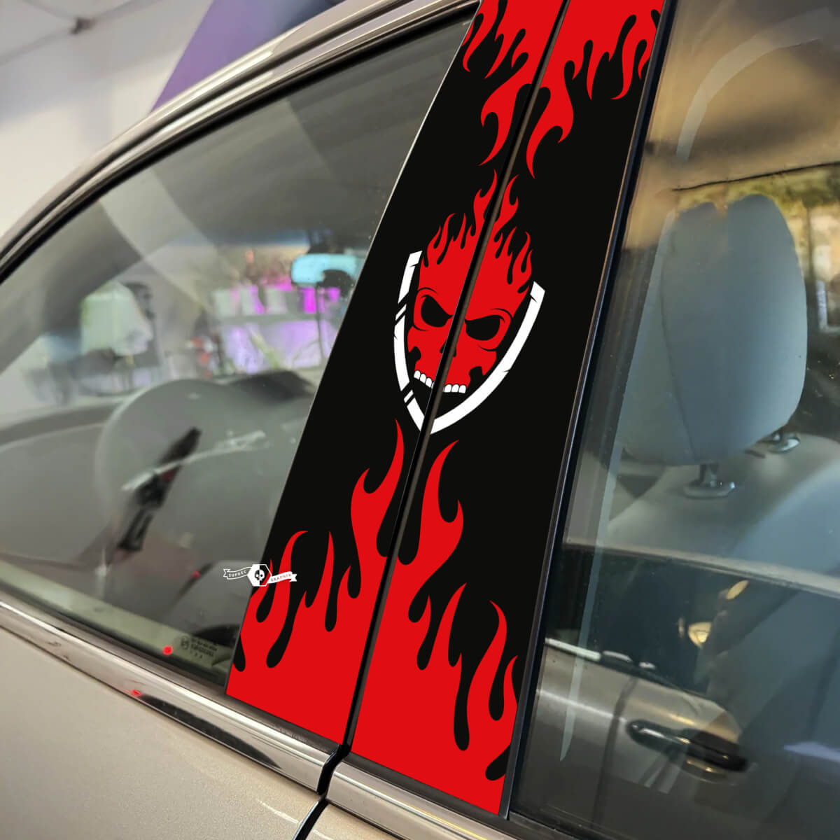 Calcomanía de vinilo para puertas de pilar estilo llama de calavera
