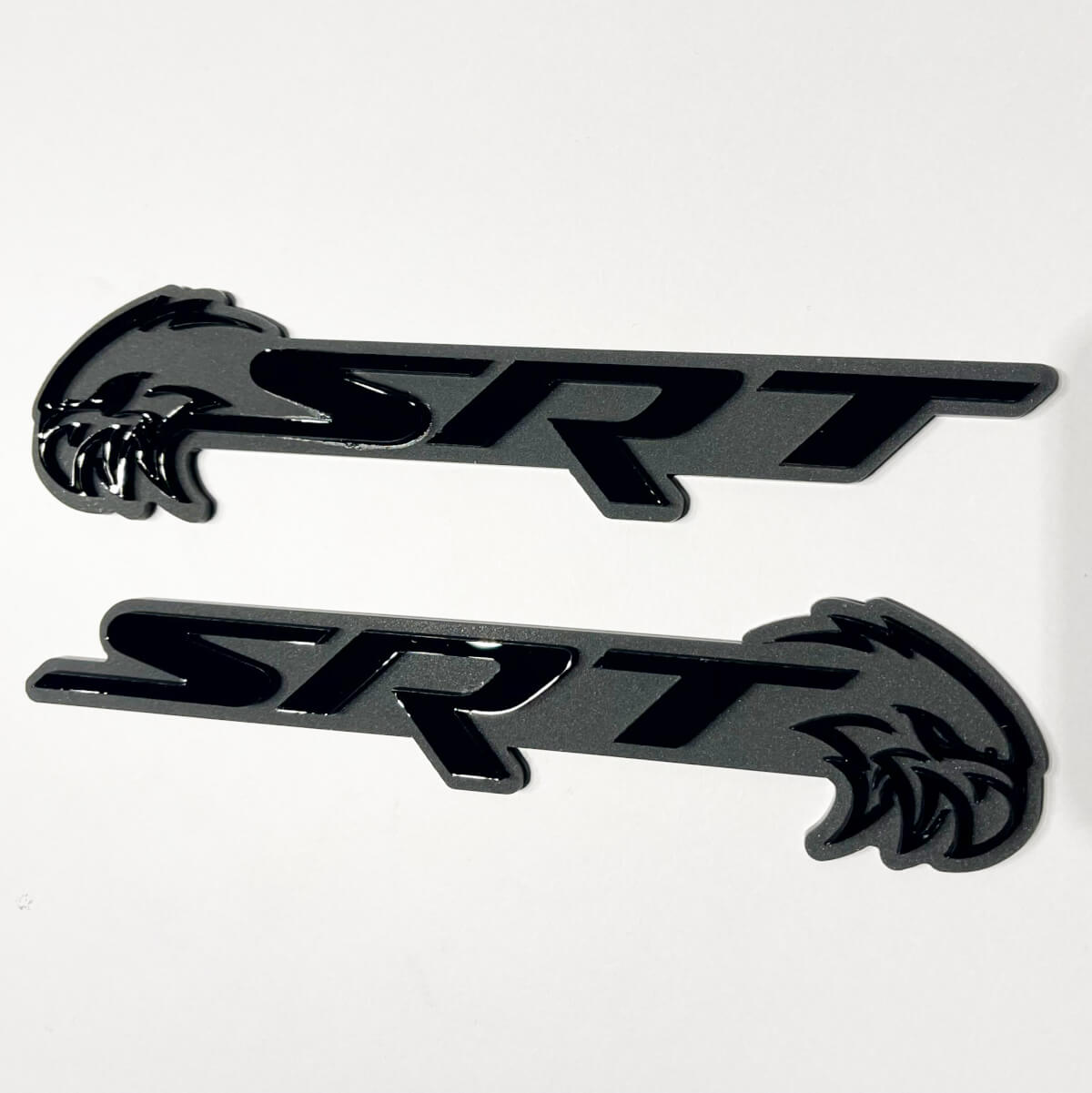 Insignia SRT Trackhawk 3D Emblema de insignias de guardabarros negro vs gris 2
