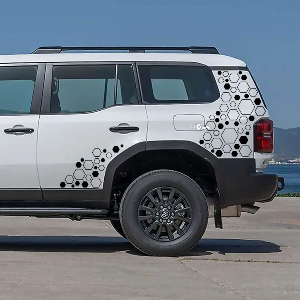 Vinilos adhesivos en forma de panal para los laterales y cuartos traseros del Toyota Land Cruiser 2024