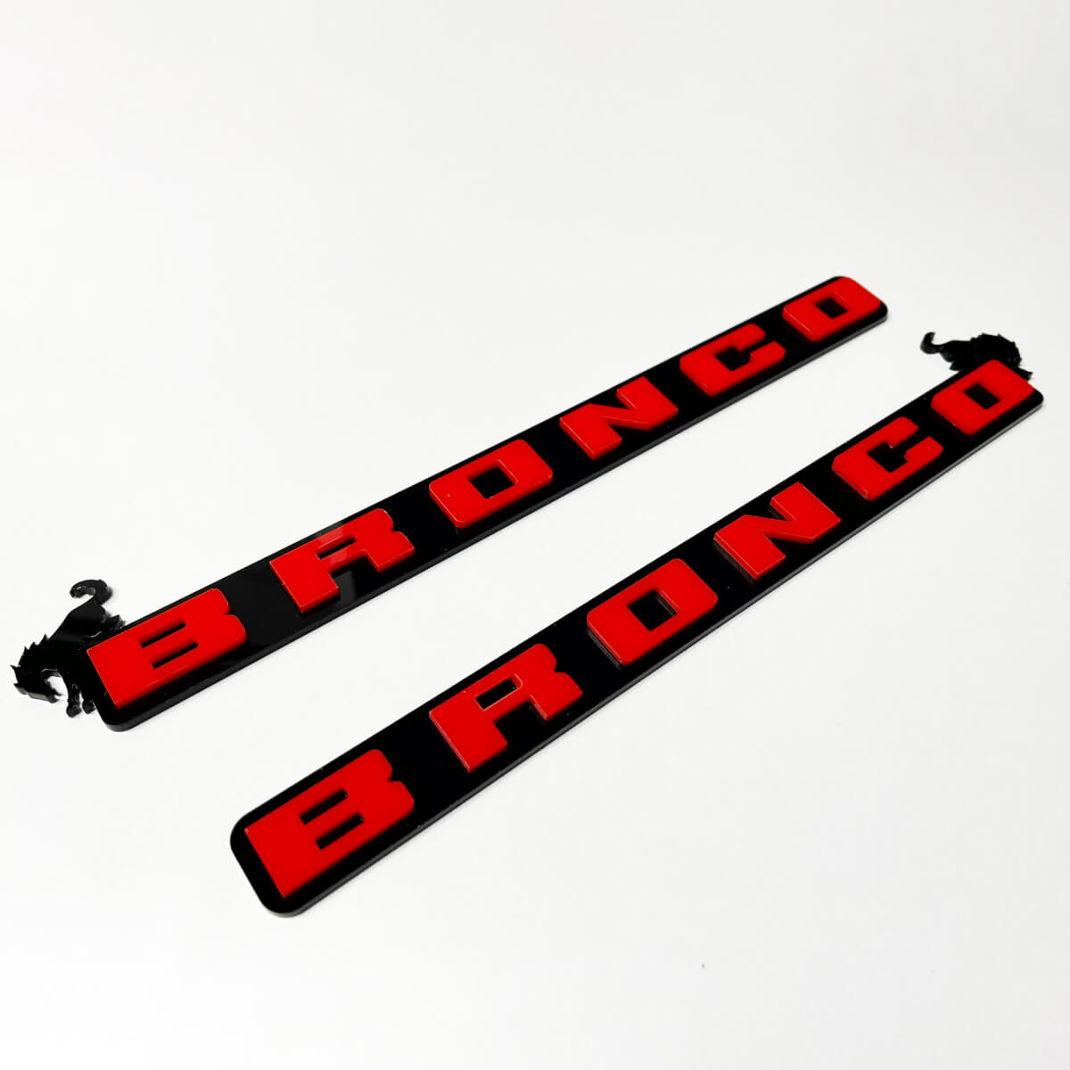 Bronco Fender Insignias de parrilla delantera Emblema de portón trasero Insignia 3D Negro vs Rojo
