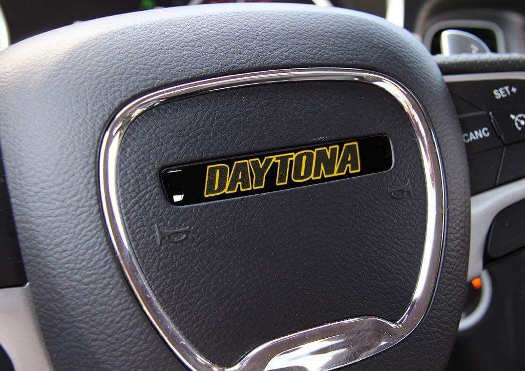 Calcomanía abombada con emblema del volante en amarillo Daytona para Dodge Challenger Charger