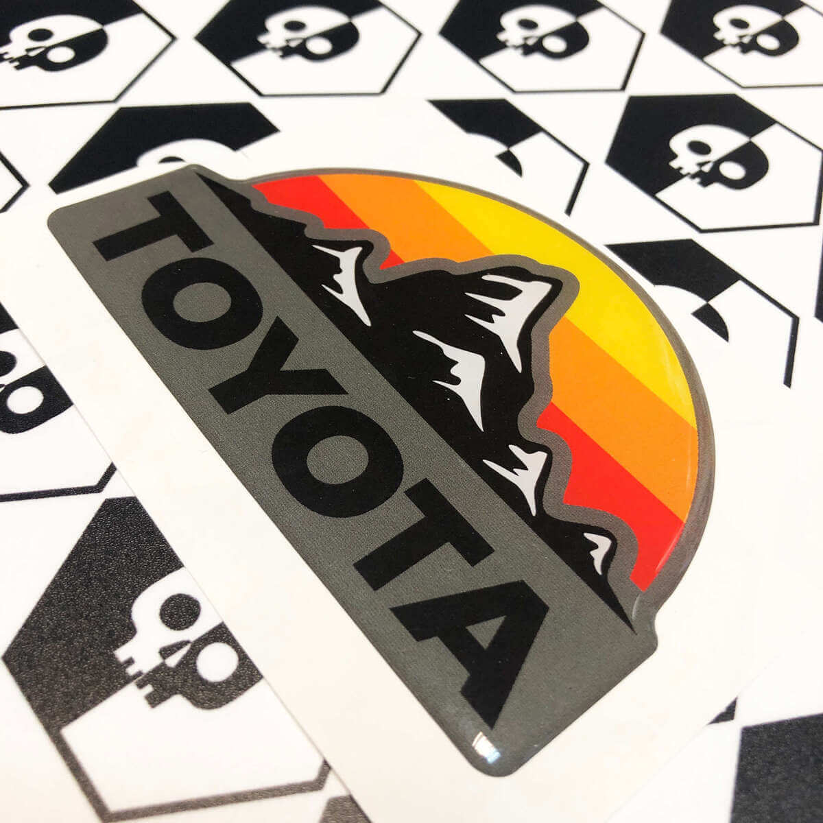 Juego de Calcomanías de Insignia Abombada Vintage Sunset Mountain para Toyota