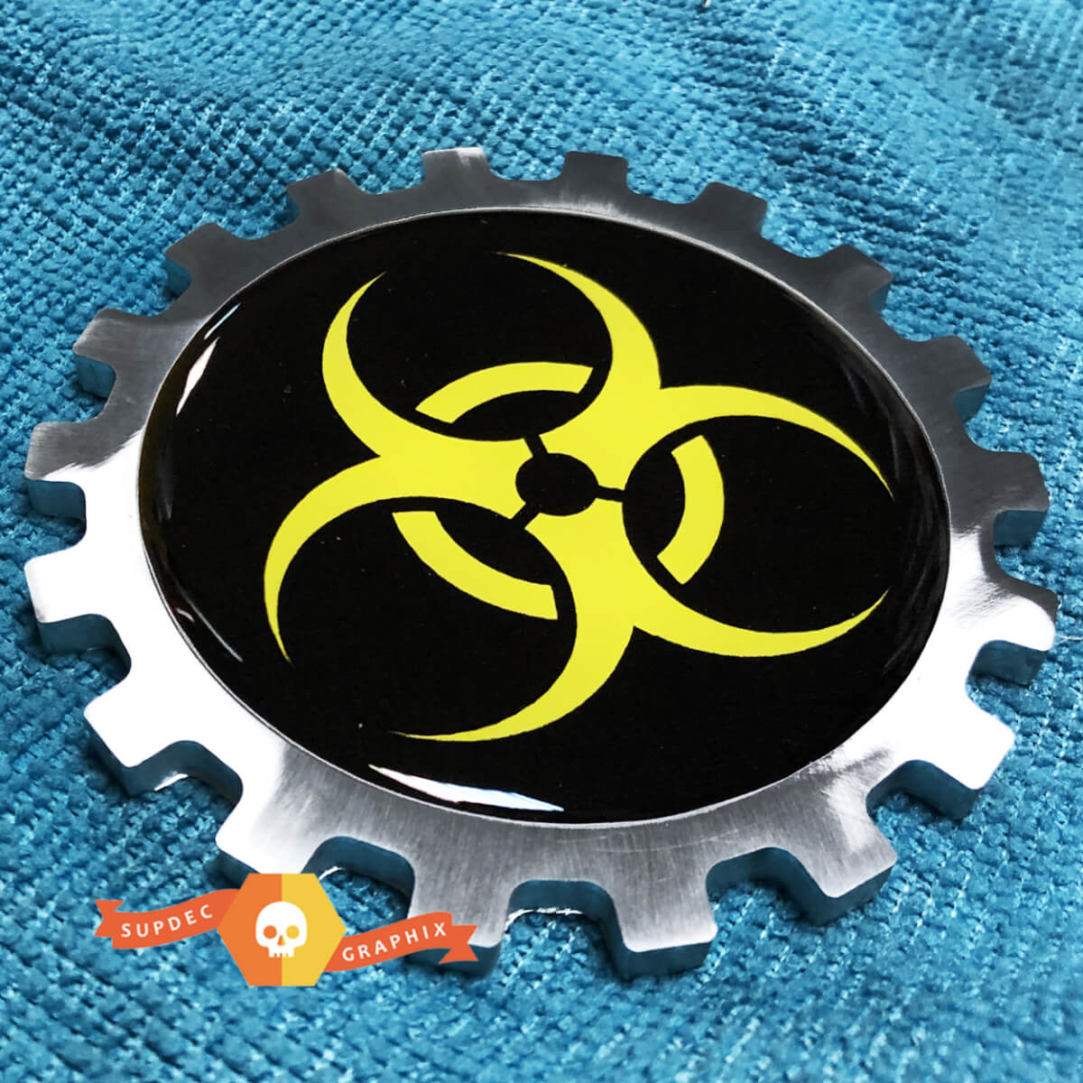 Emblema metálico de aluminio con logo de riesgo biológico amarillo en relieve para cabecera de Jeep Wrangler