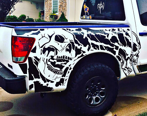 2 Calcomanías de vinilo para la carrocería lateral de la cama Nissan TITAN con diseño de calavera y efecto estroboscópico para uso todoterreno.

