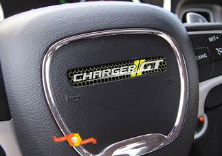 Una calcomanía abovedada con el emblema del Charger GT en el volante
