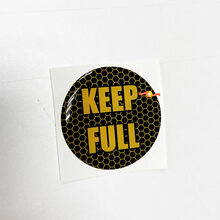 Mantenga la etiqueta adhesiva abovedada con emblema de inserción de puerta de combustible amarillo de panal completo para Challenger Dodge
 3