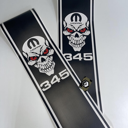 Calcomanía de vinilo para la parte trasera de la cama con calavera Mopar para Dodge Ram 345 HEMI.
