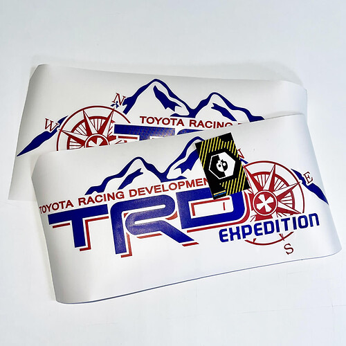 Edición de Expedición TRD para el lateral de la caja con calcomanías de gráficos de brújula.
