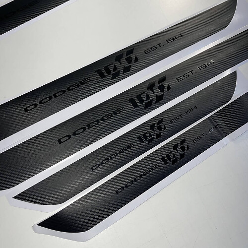 4x Calcomanías de vinilo para el umbral de la puerta del Dodge Challenger 100th Anniversary en color negro carbón
