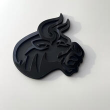 Insignia 3D personalizada, logotipo de Bull Angry, insignias de guardabarros, emblema en negro y negro
 3