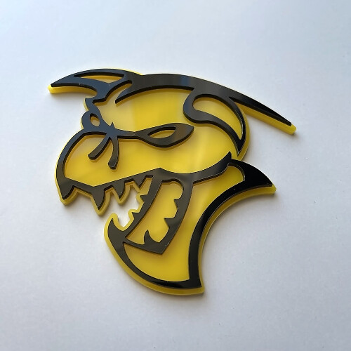 Emblema de guardabarros Hellcat Demon 3D en negro vs amarillo
