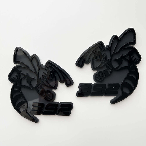 Insignia de guardabarros Hornet Bee 392 3D en gris vs negro
