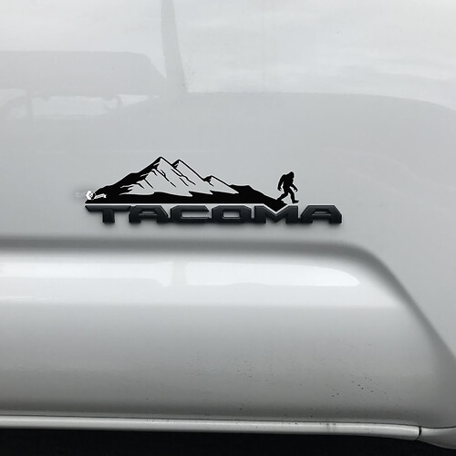 Toyota Tacoma Mountain Yeti Sasquatch Bigfoot calcomanía adhesiva sobre insignia
