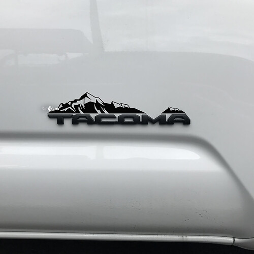 Etiqueta engomada de las montañas de Toyota Tacoma sobre la insignia
 1