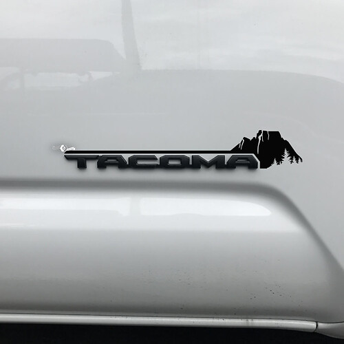 Toyota Tacoma Mountains Forest Trees Canyon Calcomanía adhesiva sobre insignia
