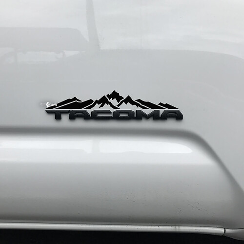 Etiqueta engomada de las montañas de Toyota Tacoma sobre la insignia Tacoma
 1