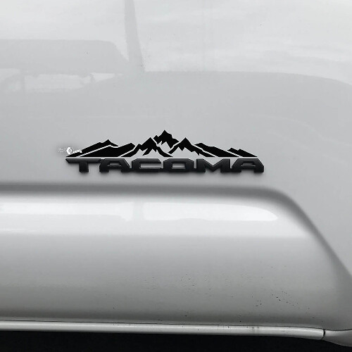 Etiqueta engomada de las montañas de Toyota Tacoma sobre la insignia Tacoma
