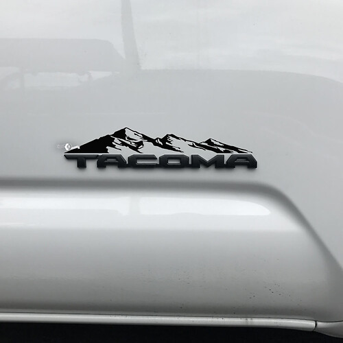 Etiqueta engomada de las montañas de Toyota Tacoma sobre la insignia Tacoma 2
 1