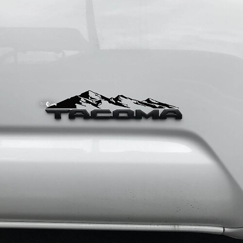 Etiqueta engomada de las montañas de Toyota Tacoma sobre la insignia Tacoma 2
