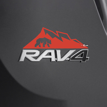 Etiqueta adhesiva de cerveza de montañas sobre la insignia trasera del Toyota Rav4
 2