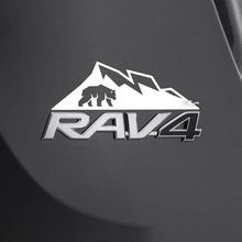 Etiqueta adhesiva de cerveza de montañas sobre la insignia trasera del Toyota Rav4
 3