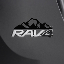 Etiqueta adhesiva Mountains Bigfoot Sasquatch sobre la insignia trasera del Toyota Rav4
 3