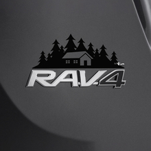 Etiqueta adhesiva de la casa de las montañas sobre la insignia trasera del Toyota Rav4
 3