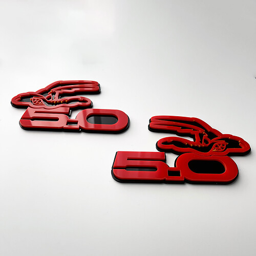 COYOTE 5.0 Insignias de guardabarros Emblema Insignia 3D Negro vs Rojo

