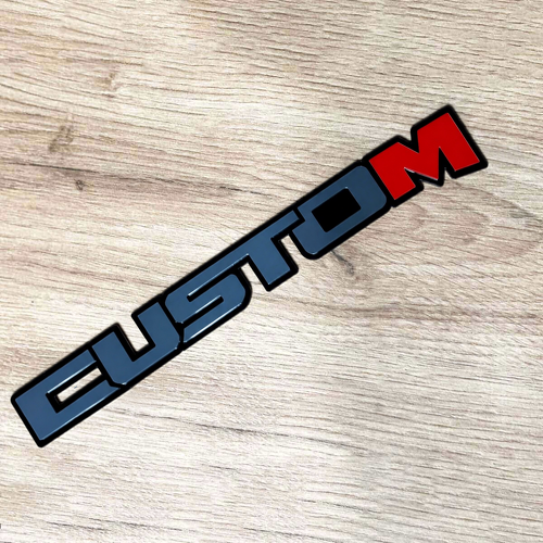 Placa personalizada de guardabarros y portón trasero con letras bicolor