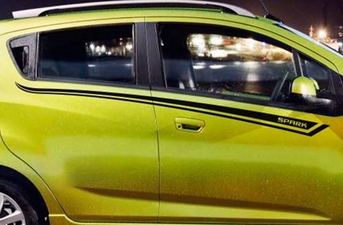 Calcomanía de línea de puerta con gráficos de franja lateral Chevrolet Spark
