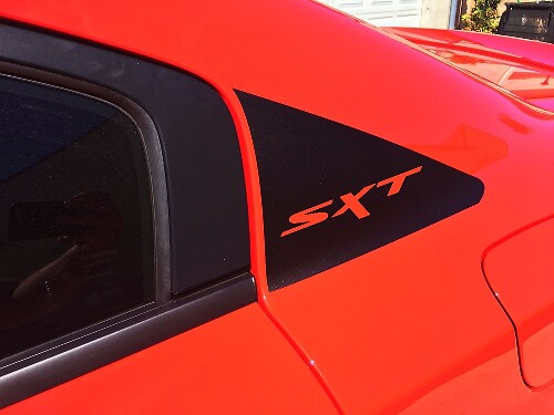Juego de calcomanías de vinilo con emblema SXT para pilar C para Dodge Charger 2011-2020