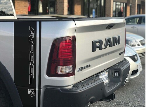 Calcomanía de vinilo con letras Rebel y franjas con logo Hemi para lateral de cama para Dodge Ram 1500