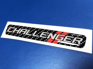 Un emblema de fibra de carbono Challenger en el volante estilo calcomanía abovedada
