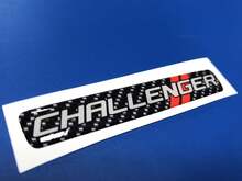 Un emblema de fibra de carbono Challenger en el volante estilo calcomanía abovedada
 2