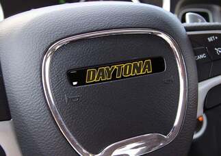 Calcomanía abovedada con el emblema amarillo de Daytona en un volante Challenger Charger
