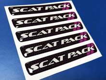 Un volante Scat Pack púrpura emblema abovedado pegatina calcomanía Challenger Charger Dodge Scatpack
 2