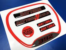 Conjunto de cargador rojo Daytona 392 volante embellecedor anillo emblema abovedado pegatina calcomanía cargador Dodge
 2