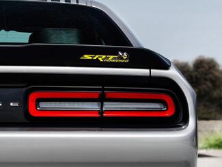 Scat Pack Challenger o Charger SRT Powered insignia emblema calcomanía abovedada Dodge color amarillo fondo gris con sombras negras
