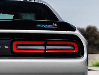 Scat Pack Challenger o Charger SRT Powered insignia emblema calcomanía abovedada Dodge color azul fondo gris con sombras negras

