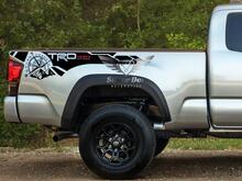 Par de TRD 4x4 off road Compass Mountains Edition kit de calcomanías de vinilo para lado de cama para Toyota Tacoma todos los años
 2