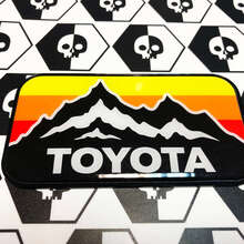 Nueva calcomanía adhesiva abovedada con emblema de insignia de colores vintage de las montañas de Toyota con poliestireno de alto impacto
 3