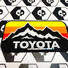 Adhesivo emblema vintage retro de montañas Toyota con relieve y poliestireno de alto impacto 3