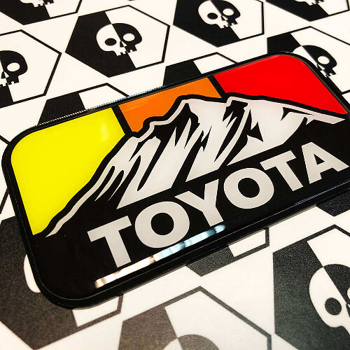 Etiqueta de emblema abombado retro de colores vintage de montañas Toyota