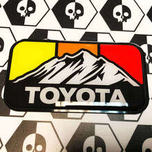 Etiqueta de emblema abombado retro de colores vintage de montañas Toyota 3