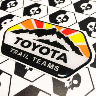 2 calcomanías Toyota Trail Teams Mountains Vintage Sun Colors Insignia Emblema Calcomanía abovedada
