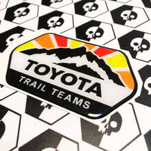 2 pegatinas calcomanías Toyota Trail Teams Montañas Vintage Sun Colors Insignia Emblema Calcomanía abovedada
 3