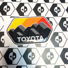 2 pegatinas calcomanías Toyota Trail Teams montañas las colinas estilo vintage sol colores insignia emblema abovedado calcomanía
 3